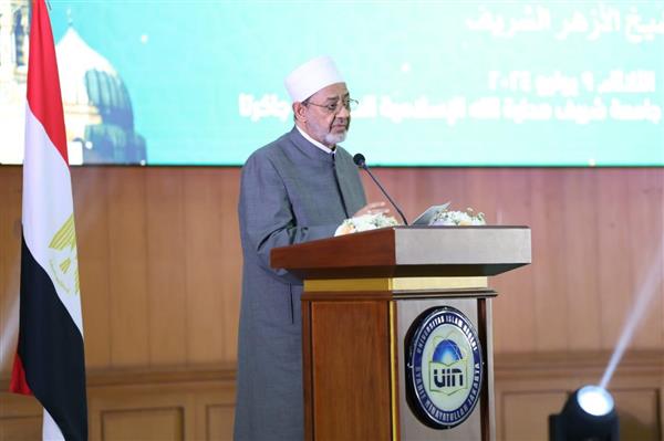 في لقاء جماهيري حاشد.. شيخ الأزهر يحاضر شباب إندونيسيا وعلمائها حول محورية وحدة الأمة في مواجهة الأزمات.jpg