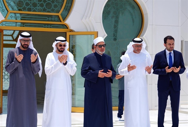 قبل مغادرته أبوظبي شيخ الأزهر رئيس مجلس حكماء المسلمين يزور ضريح الشيخ زايد طيب الله ثراه .jpeg