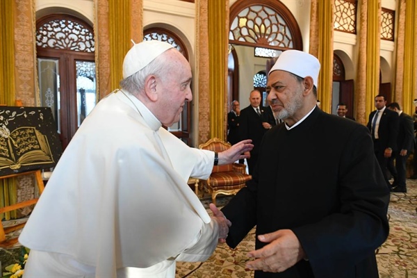لقاء الأخوة الإنسانية يتجدد في البحرين .. شيخ الأزهر يلتقي البابا فرنسيس .jpeg
