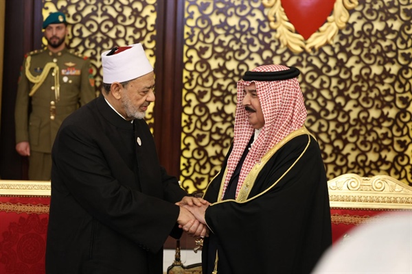 ملك البحرين يستقبل شيخ الأزهر ويؤكد دور فضيلته في خدمة قضايا الأمة وتعزيز قيم التضامن والتلاحم في مواجهة التحديات الراهنة