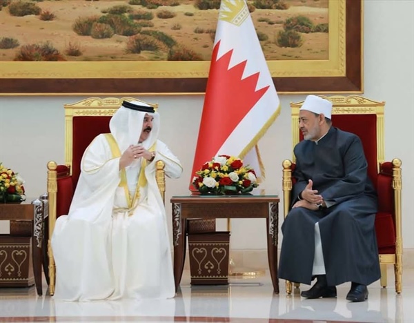 ملك البحرين يُجري اتصالًا هاتفيًّا بشيخ الأزهر للاطمئنان على صحته ويدعو له بالشفاء العاجل ويهنئه بعيد الفطر المبارك