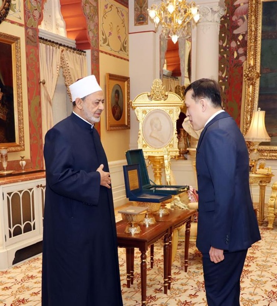 ملك تايلاند يستقبل شيخ الأزهر ويشيد بجهود الأزهر في نشر وتعزيز قيم الحوار والتسامح والتعايش المشترك .jpeg