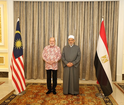ملك ماليزيا يستقبل شيخ الأزهر ويناقشان سُبُل الاستفادة من خبرات الأزهر في مكافحة التطرف.jpeg