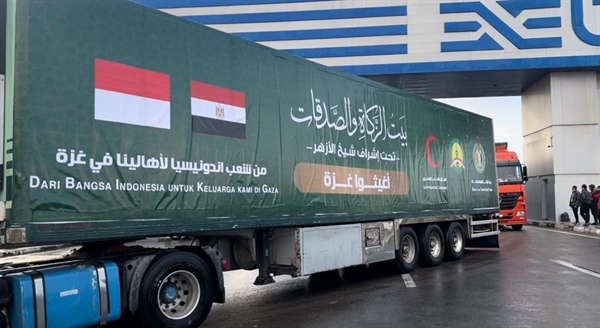 وصول أكبر قافلة مساعدات من بيت الزكاة والصدقات المصري للعريش تمهيدا لدخول غزة عبر معبر رفح .jpeg