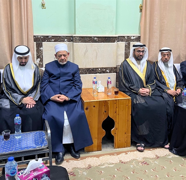 Une délégation officielle des Émirats arabes unis a transmis les condoléances du Président des Émirats, Son Altesse le Cheikh Mohammed bin Zayed Al Nahyan, au Grand Imam d'Al-Azhar, le Professeur Ahmad Al-Tayeb, à la suite du décès de sa sœur.